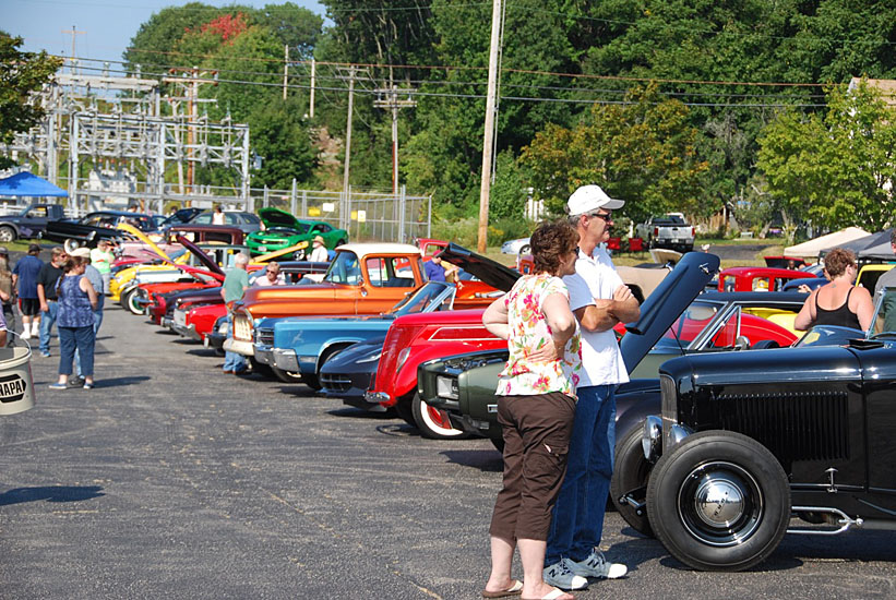 row-of-cars-portland-motor-club-toys-for-tots-2015